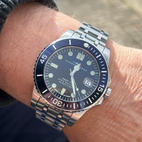 Discover Humbert Droz Watches: History, Popular Models Owners