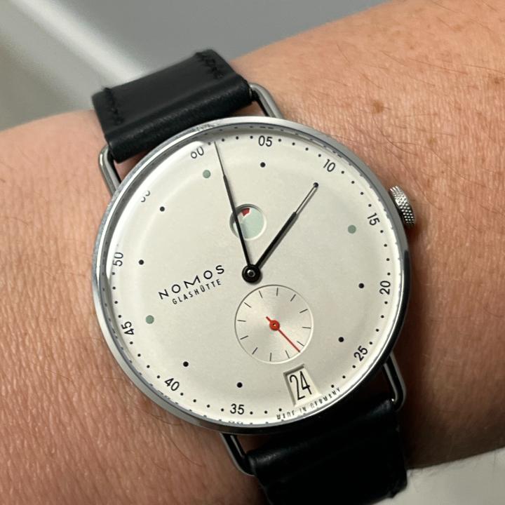 Nomos metro hotsell date power reserve