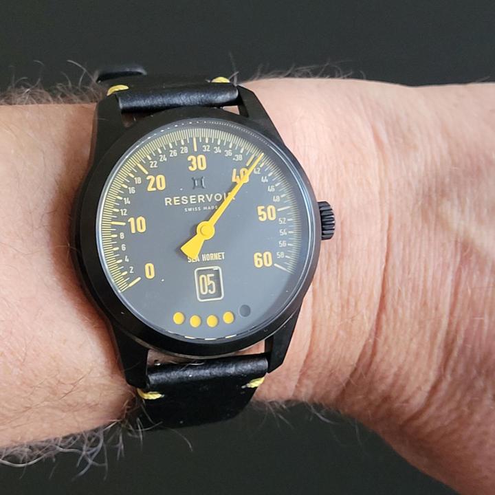 Des Alpes Montre Reservoir Supercharged Wear A Classic Sports